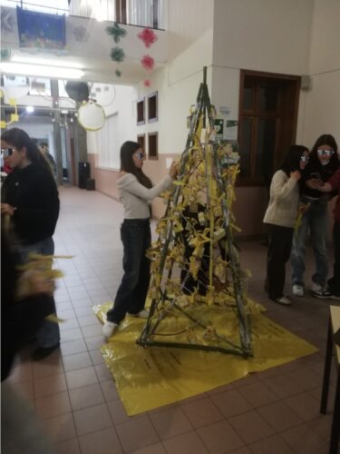 Árvore de Natal no átrio da escola.
