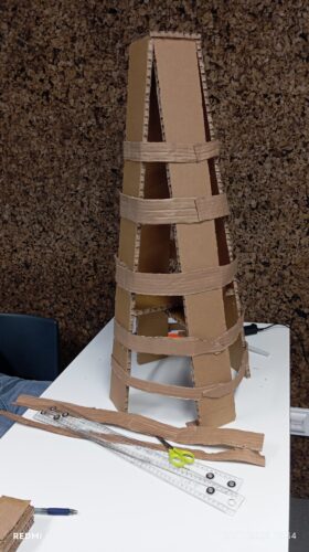 Construção da estrutura da árvore em cartão.