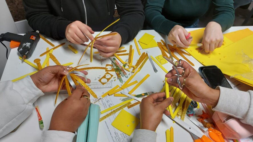 Costrução de bolas decorativas com tiras das embalagens compal e papel Eva dourado.