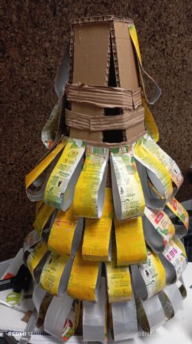 Decoração da árvore de Natal com tiras das embalagens da Compal.