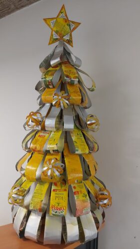 Árvore exposta no balcão da receção da nossa escola.