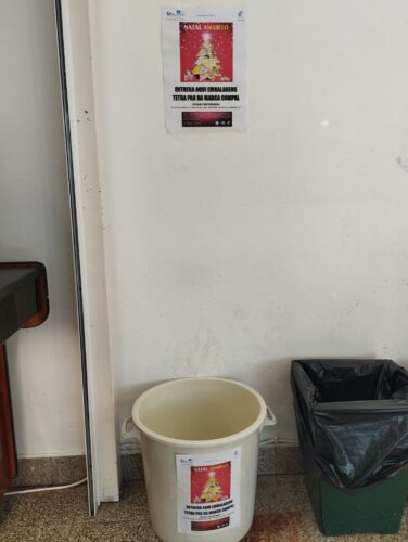 Recolha das embalagens Tetra Pak da marca Compal, num dos pontos de recolha, o bar da Escola.