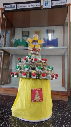 A “Árvore de Natal Amarelo” foi colocada no 1º andar da escola, numa zona visível e de passagem constante de toda a comunidade escolar, junto à vitrine “Eco-Escolas”.