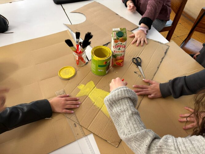 Testagem da cor amarela no material reutilizado - papelão.