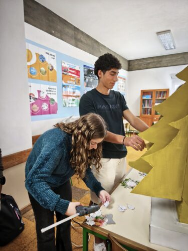 Colagem dos detalhes na árvore.