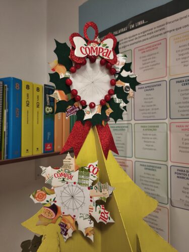 Detalhe das estrelas na árvore, elaboradas com material Tetra Pak e Compal.