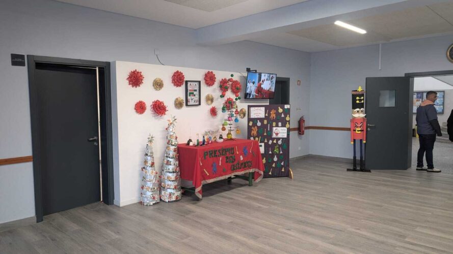 Exposição das árvores no atrio da escola