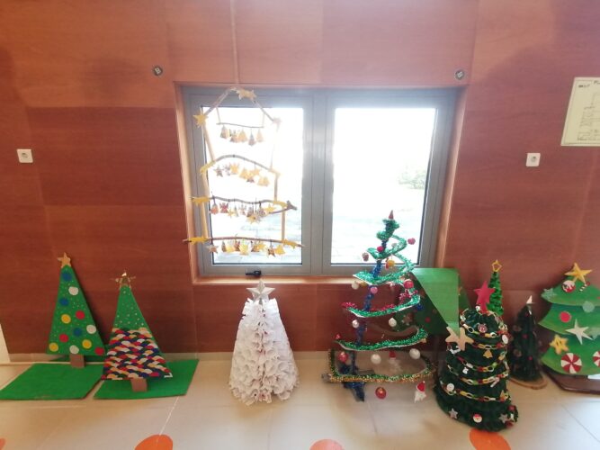 Árvore enquadrada com outros trabalhos realizados (também) recorrendo a reutilização de materiais.