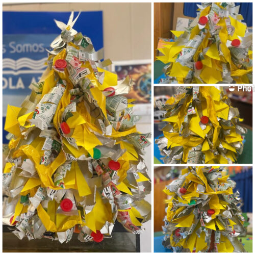 Mostram-se alguns detalhes da árvore, as embalagens Tetra Pak, podemos ver o símbola da Compal, as cores da altura do Natal (vermelho e verde) e o amarelo, a cor certa para reciclar.