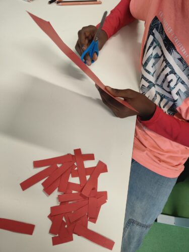 Recorte de tiras de cartolina reutilizada