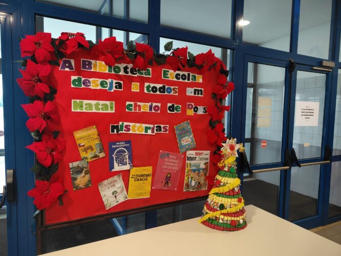 Árvore Natal no átrio da Escola