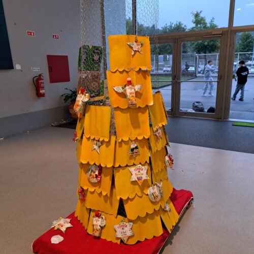 Construção da árvore no átrio da escola!