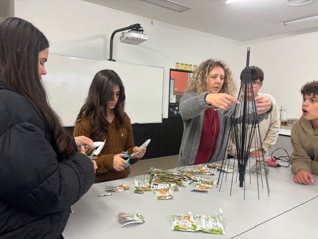 Recorte de embalagens de sumo para decoração