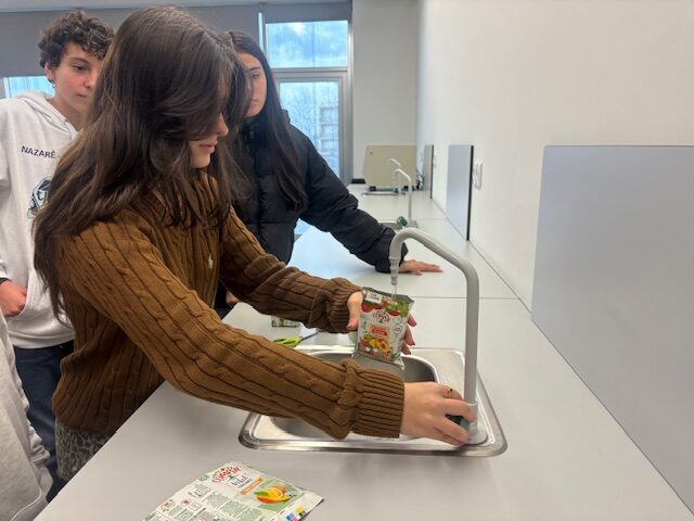 Abertura e lavagem das embalagens compal