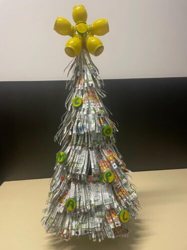 Exposição do trabalho final,NATAL AMARELO,na receção da escola.