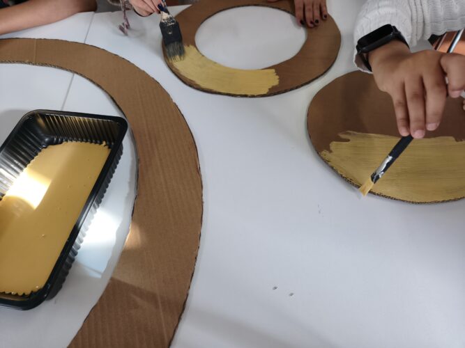 Utilizámos tinta amarela, para pintar os círculos de ambos os lados