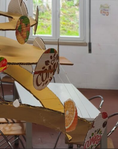 Através de embalagens de cartão e pacotes da compal fizemos a decoração, recortando círculos, estrelas e até as próprias frutas que estavam presentes nas embalagens