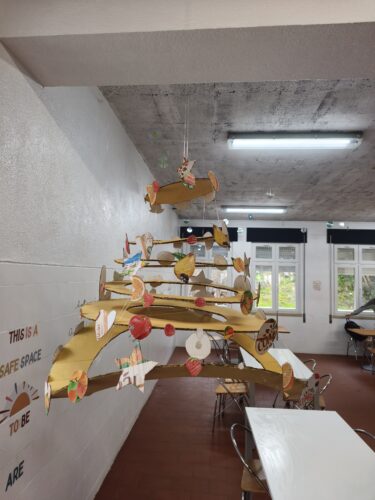 Árvore de Natal exposta no Bar dos Alunos