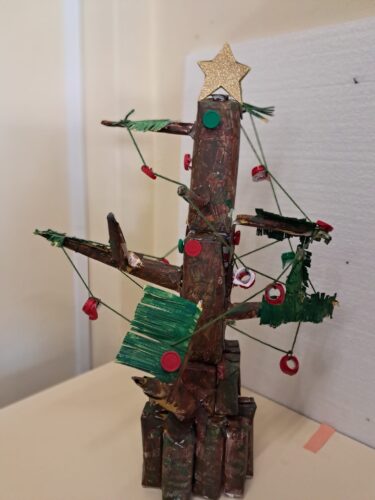 Árvore construída com embalagens da Compal.