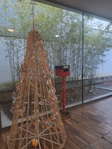 A árvore no Hall de entrada. No dia da Festa de Natal a árvore foi colocada junto do palco da festa.