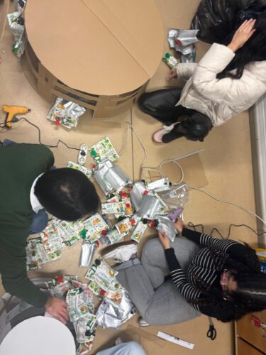 Trabalho colaborativo<br/>Planeamento e montagem da estrutura da Árvore de Natal Amarela, com distribuição de tarefas entre os alunos, promovendo o trabalho em equipa e a tomada de decisões.