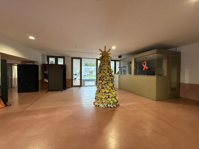 Árvore de Natal Amarela no espaço escolar<br/>Árvore de Natal Amarela exposta num espaço visível da escola, como forma de sensibilização da comunidade educativa para a reutilização de materiais e a sustentabilidade ambiental.