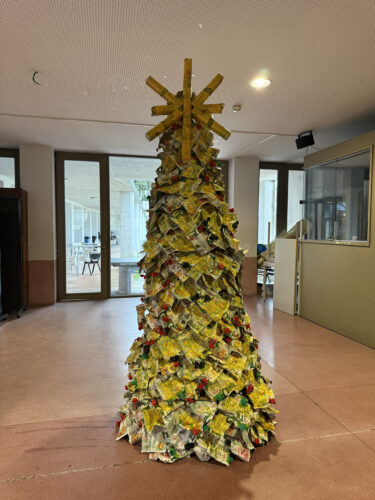 Trabalho Final – Árvore de Natal Amarela<br/>Vista geral do trabalho final concluído, destacando a Árvore de Natal Amarela construída predominantemente com embalagens Tetra Pak da marca Compal, incluindo uma estrela no topo, simbolizando a criatividade.