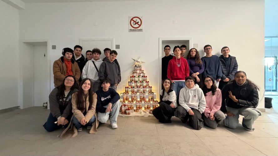 Árvore de Natal Amarela finalizada e exposta num espaço comum da escola, sensibilizando a comunidade educativa para a separação correta das embalagens no ecoponto amarelo.