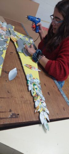 Colagem das folhas recortadas.