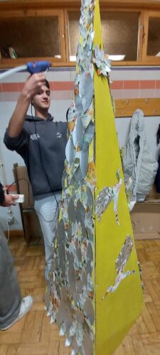 Árvore finalizada em sala de aula.