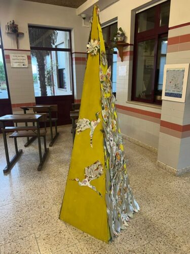 Árvore exposta no hall da Escola Básica 2, 3 de Taveiro.