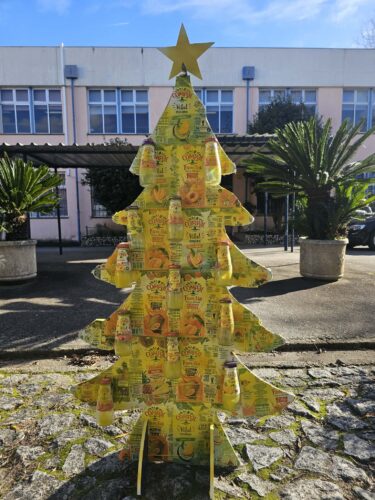 árvore finalizada em frente ao agrupamento de escolas Morgado de Mateus "Natal Amarelo"