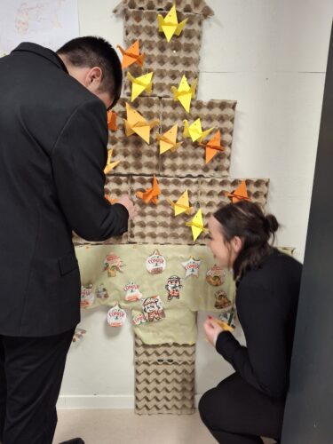 Os alunos a colocar a decoração