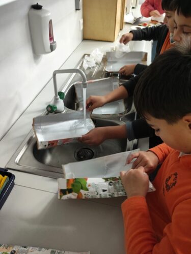 Separação, lavagem e secagem das embalagens.