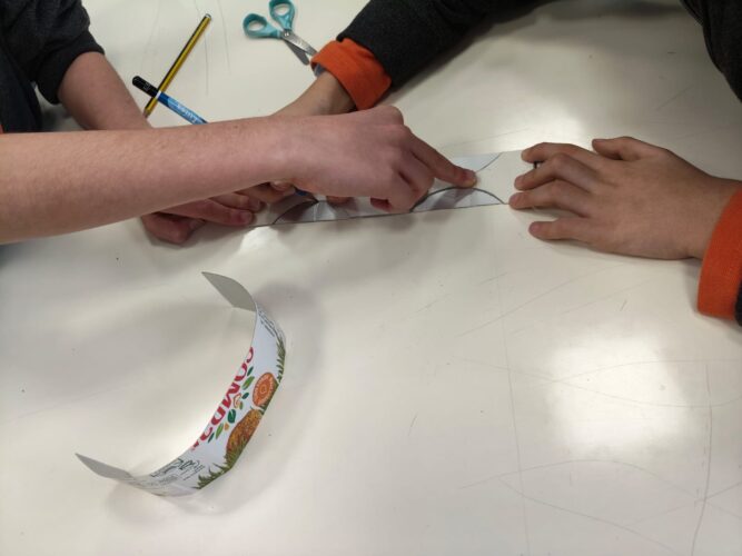 Recorte das embalagens e construção das bolas.