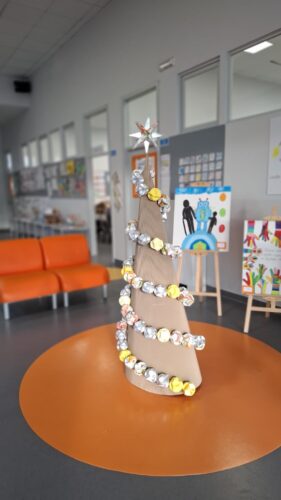 A árvore de Natal foi exposta no edifício do 2.º ciclo de modo a que toda a comunidade educativa envolvida tivesse oportunidade de observar o produto final deste projeto.