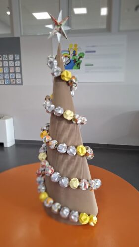 "Natal EcoFriendly" <br/>A escolha do título é a combinação de dois projetos: o projeto Eco-Escolas e o nosso Projeto Educativo "EcoFriendly". Deste modo, conseguimos envolver e sensibilizar toda a comunidade educativa em prol de um "Natal EcoFriendly".