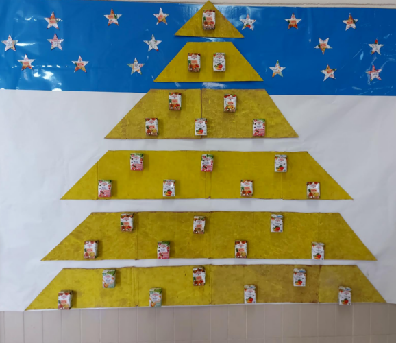 Decoração da árvore com caixas de embalagens Compal.