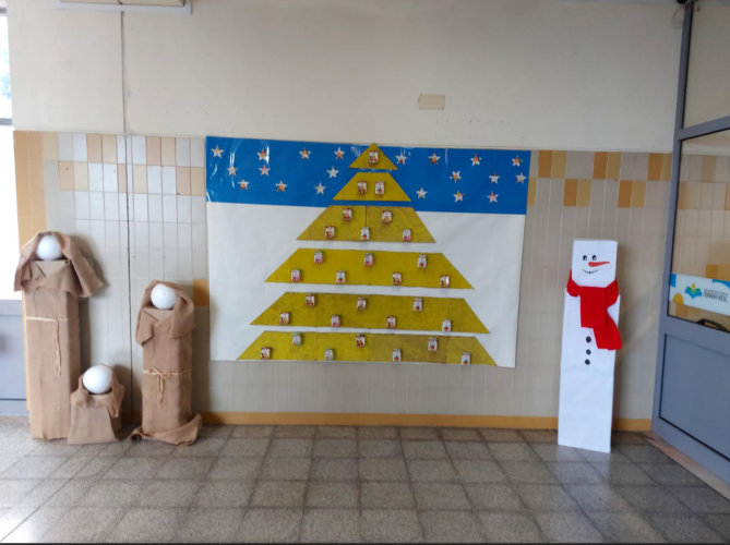 Árvore de Natal no átrio escolar