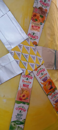 Colaram-se os elementos decorativos na árvore. Foram elaboradas também outras peças (com formatos geométricos) para colocar à volta da árvore.