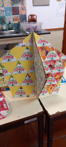 A estrela do topo foi elaborado a partir de um pentágono e um quadrado de cartão, encaixados um no outro para um efeito 3D. Colados nas várias faces há padrões diferentes com os símbolos da Tetra Pak e da Compal.