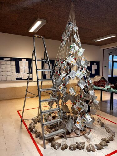 Árvore de Natal quase finalizada antes de ser pintada com spray amarelo.