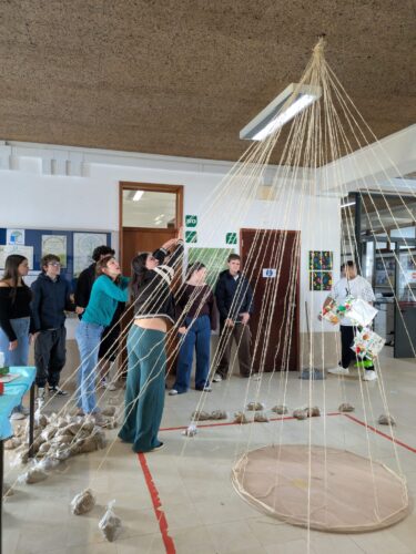 Alunos da turma CEF na montagem da árvore.