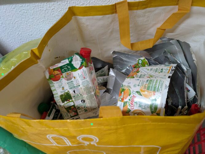 Ecobag contendo embalagens Tetra Pak da Compal previamente lavadas e cortadas.