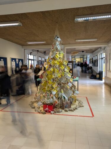 Árvore de Natal Amarela integrada no espaço escolar.