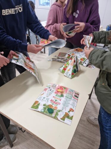 Limpeza e dobragem das embalagens.