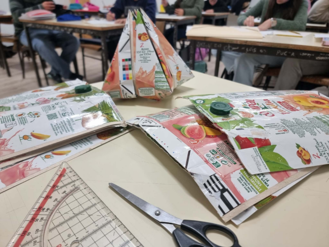 Dobragem e encaixe para a construção.