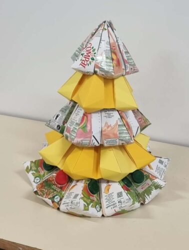 Em toda a árvore é possivel ver todos os simbolos, uma vez que as embalagens foram utilizadas quase na sua totalidade. Depende do ponto de vista.