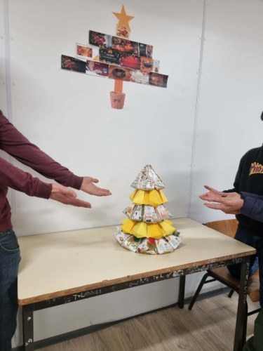 Devido às obras na escola, estamos sem espaço comum de convívio, apenas a rua e como a árvore é de papel, resolvemos que deveria andar de sala em sala, ou seja de turma em turma, foi 1 dia para cada sala.