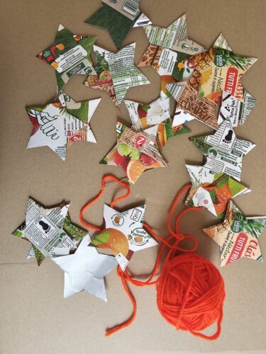 Fita de estrelas feita com recortes de embalagens de compal
